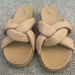 Light beige knotted slide sandals